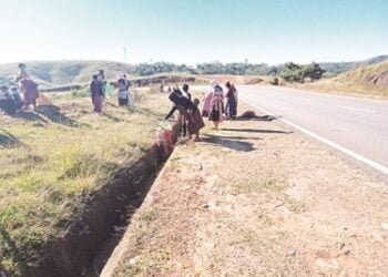 Women clean Mawlangkhar burdened by traveller’s waste