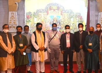 CM visits mandaps, extends Puja greetings