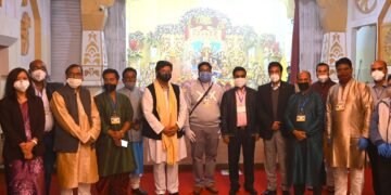 CM visits mandaps, extends Puja greetings