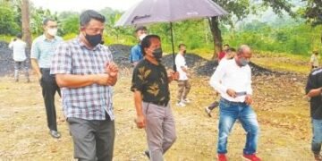 Mukul visits coal depot, points to connivance of authorities with coal mafia
