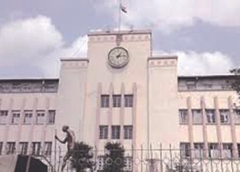 James, Sniawbha, Hamlet, Kyrmen stripped