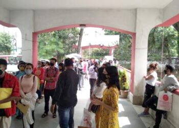 Queues of undergrad students seen again