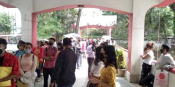 Queues of undergrad students seen again