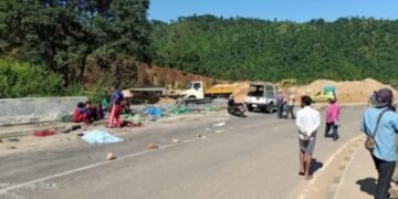 5 killed as speeding truck ploughs into street vendors