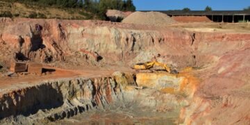 Illegal quarry within ROW of NH 44 E prohibited