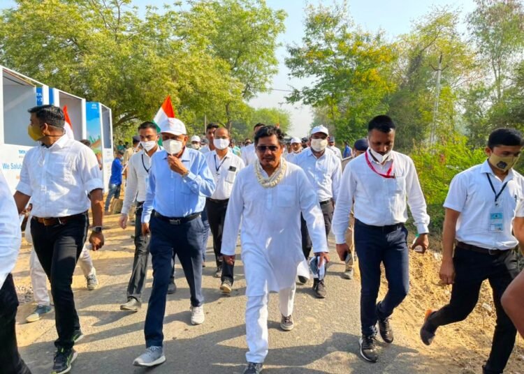 Conrad on a 15 km Dandi path