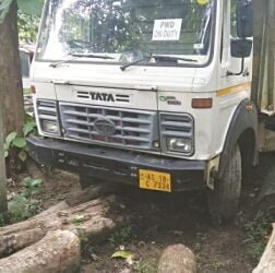 Vehicle with ‘PWD – On Duty’ tag caught with illegal timber