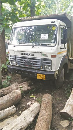 Vehicle with ‘PWD – On Duty’ tag caught with illegal timber