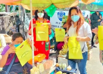 Hawker, vendors association criticises BJP over bag distribution