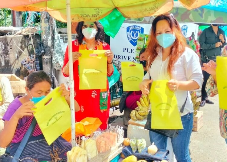 Hawker, vendors association criticises BJP over bag distribution