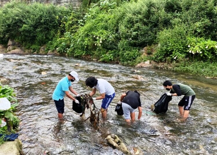 Rotary Club conducts Umshyrpi river cleaning drive