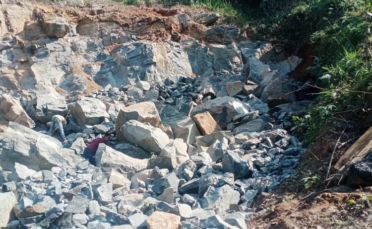 Illegal blast in stone quarry, owner summoned