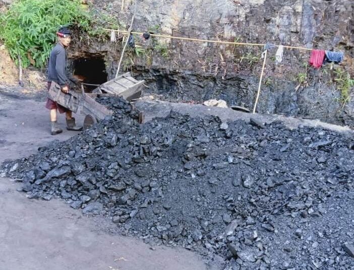Illegal coal mining, transportation persists