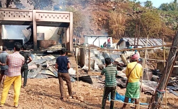 4 shops burnt in Bagli LCS