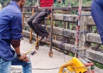Cracked bridge in Sonapyrdi ready for repairs