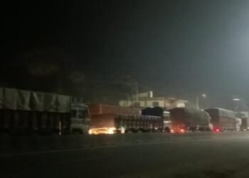 Assam cops inspect trucks on M’laya land, cause huge traffic snarls