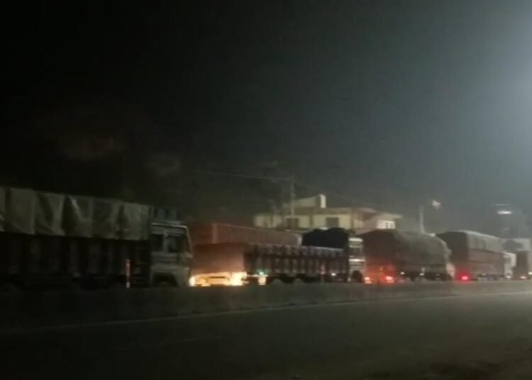 Assam cops inspect trucks on M’laya land, cause huge traffic snarls