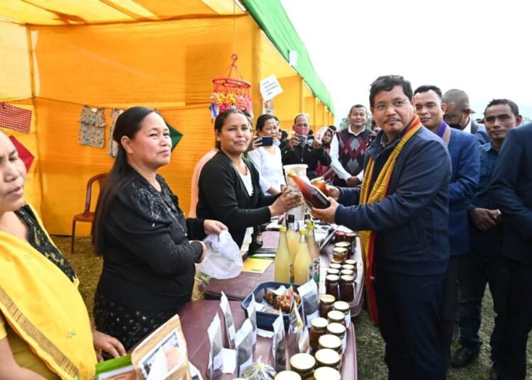 CM distributes cheques to farmers, announces 100 cr for Chockpot