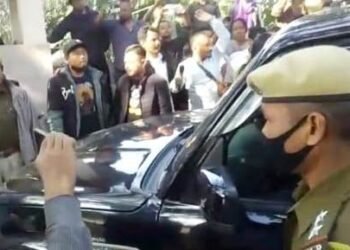 MDC’s car gheraoed for attending office