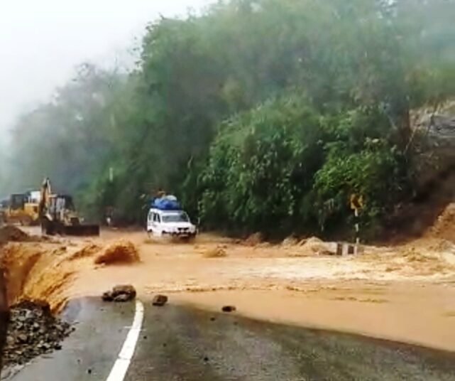 Mudslides block NH in Narpuh, vehicles stranded