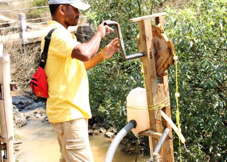 Man invents hand pump to help nursery keepers