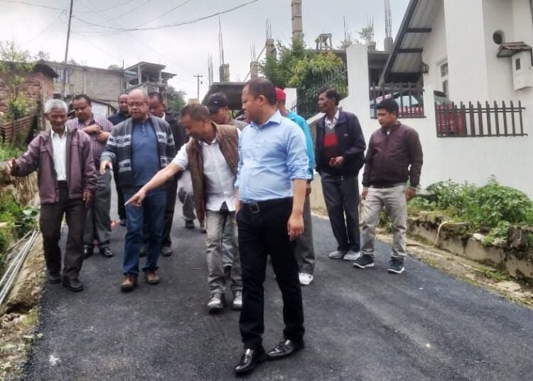 Hamlet inspects road at 5th mile