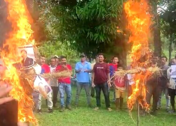 HYC, border residents burn effigies of CM, Dy CM against border pact