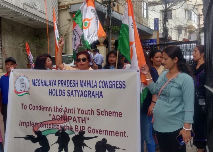 Mahila Congress stages ‘Satyagraha’ against Agnipath in city