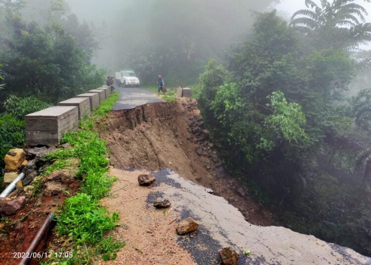 CM asks DCs to identify high risk areas, shift people to safe zones