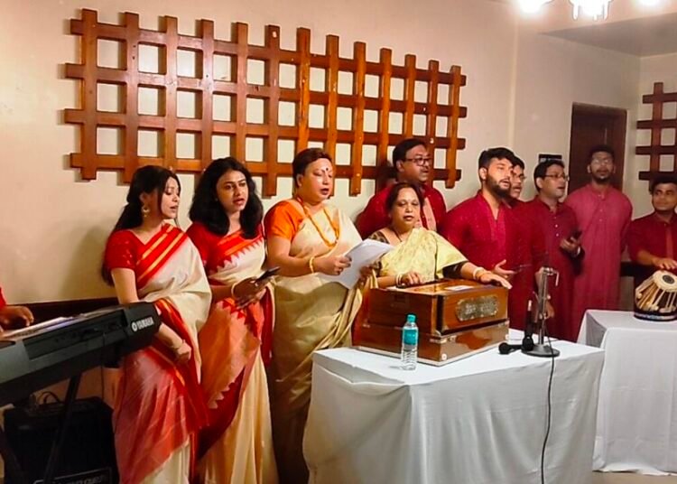 Geetali holds get together for patrons