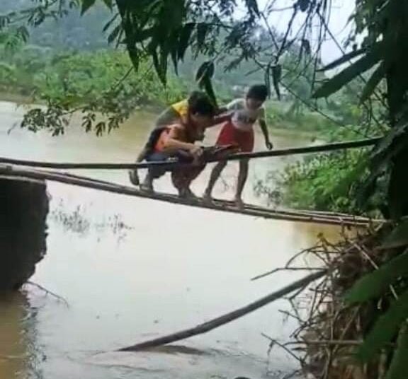 Border bridge collapses, people risk lives in Lahaleiñ