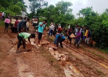Iooksi villagers fix own road
