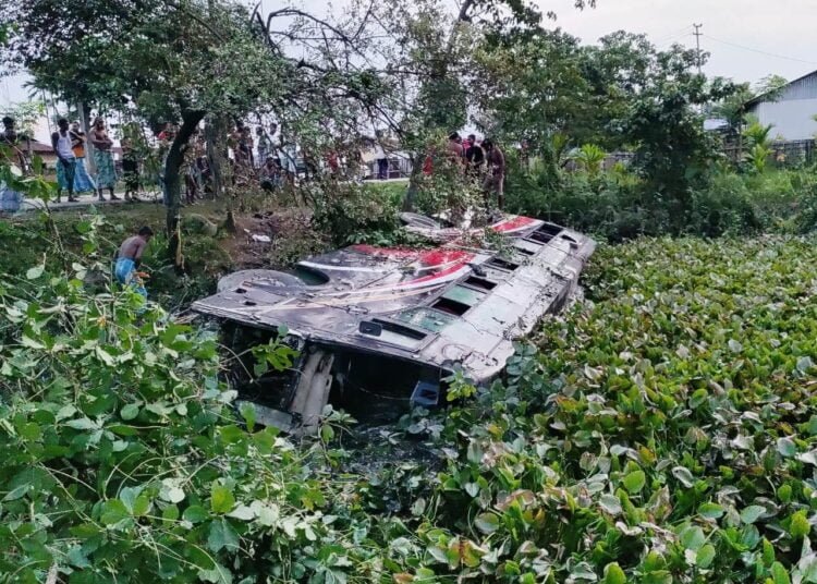 7 injured in bus mishap