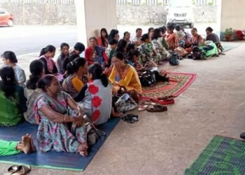 NEHU workers resume sit-in