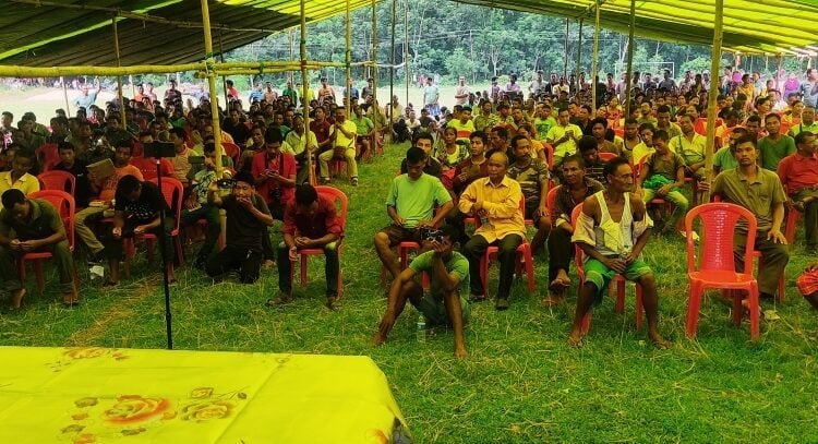 Hundreds gather for B Mahal meeting