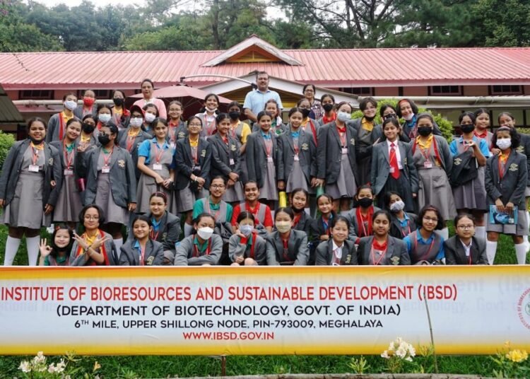 Loreto students visit IBSD to learn local bioresources