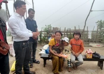Engineers donate Rs 1 lakh to girl who lost arms in electrocution