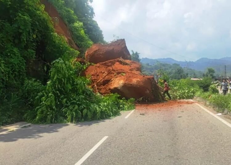Huge boulder falls on NH 6