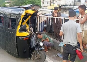Two injured as truck hits auto rickshaw