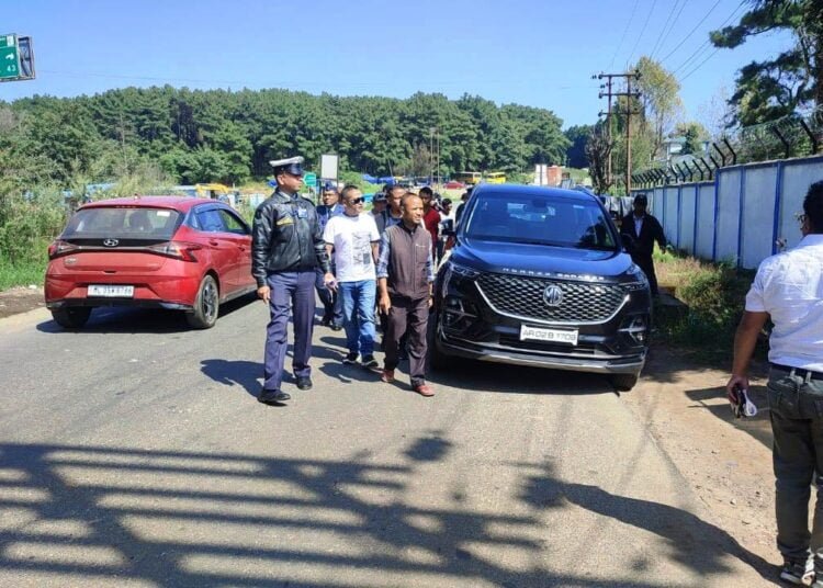 Pressure groups against move to evict hawkers along Air Force boundary wall