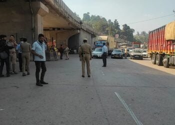 Tourists warned to stay away but border officially open