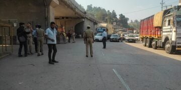 Tourists warned to stay away but border officially open