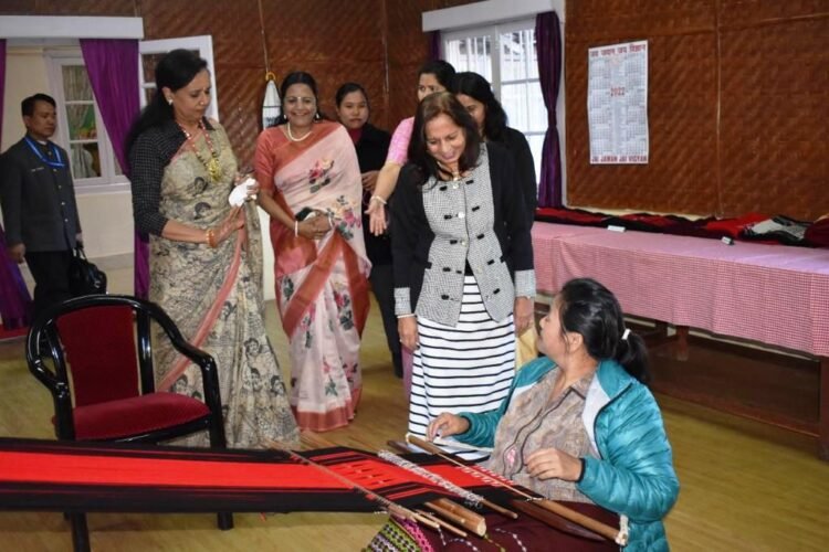 First Lady for preservation of loin loom weaving