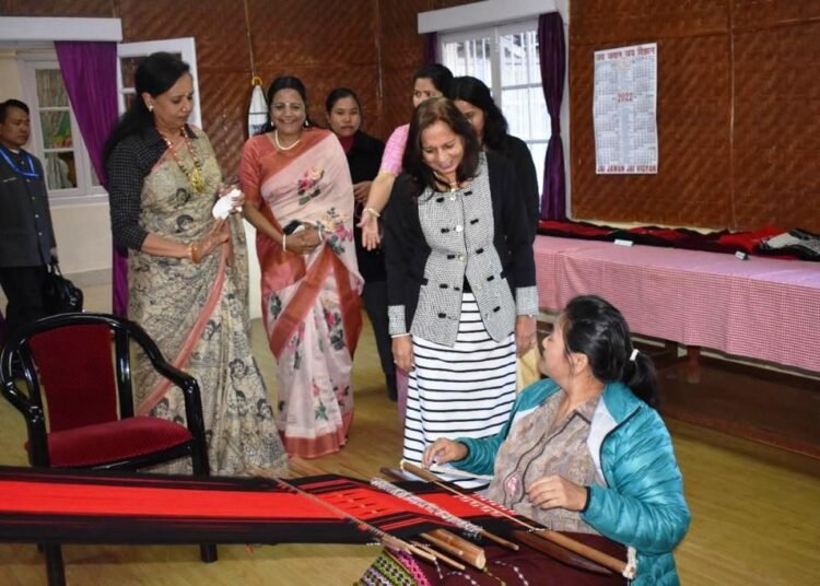 First Lady for preservation of loin loom weaving