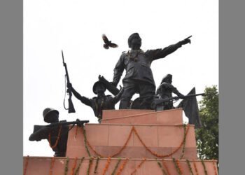 Guv greets people ahead of Bose birth anniversary