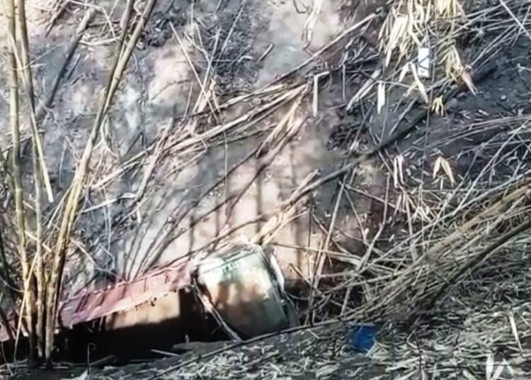 Trucks transporting ‘illegal’ coal plunges into ravine