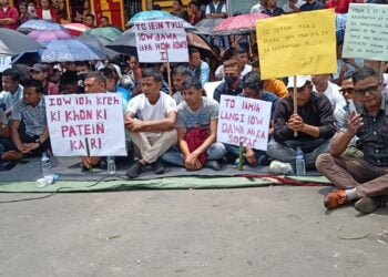 Jaiñtia Hills NGOs, headmen hold sit-in demonstration