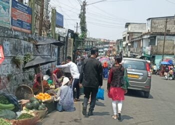 Commuters irked over street vendors encroaching Jowai footpaths