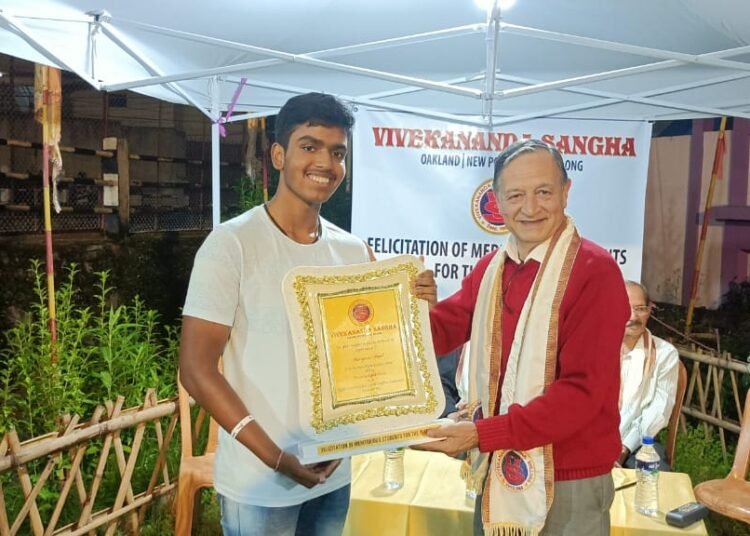 Vivekananda Sangha felicitates meritorious students