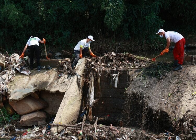 Community declogs city rivers in run up to World Environment Day